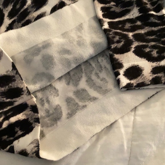 Snow Leopard print Rayon/Nylon Size PS Turtleneck - Picture 4 of 4